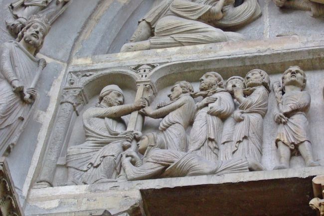 聖ドニが力尽き 歴代フランス王が埋葬され シュジェールが新しい美を生みだした地・・ Saint-Denis, France