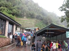 そして、バスはマチュピチュへ。

村からバスで、約３０分ほど。正直、歩くと疲れる距離なので、
ここは片道12ドルを支払って、バス移動にしました。

午前６時２０分に到着。トイレに寄りました。１ソル、約４０円。