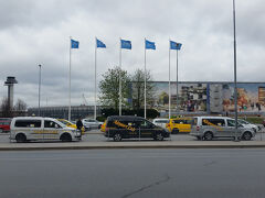 乗り換えも迷うことなく、無事完了。
ここから１時間のフライトです。

３人席の真ん中（ＴＴ）
両隣は、アジア系の男性です。

ブルーベリージュースorコーヒーのサービスあり。
ブルーベリージュースうまっ！


一時間でストックホルムへ到着。
時差は１時間なので、出発時間が到着時間というお得感＾＾


到着後、もっと空港を楽しむつもりが、周りに置いてかれまいと観光案内所へ。
ここで72時間のトラベルカードを購入。

★72h 230SEK

でも、24時間分で十分だったなぁ〜と後々後悔(笑)