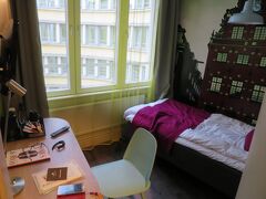 ホテルはセントラルホテル。
ここで２泊お世話になります。

シティーターミナルのバス停から坂を下って、
徒歩５分程で到着しました。

シングルルームですが、スーツケースも
広げられるし、室内もオシャレ♪
壁紙がガムラスタン！

メインの照明が付きませんでしたが、
フロントのお姉さんに伝えたところ、
すぐ交換してくれました！