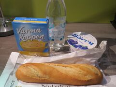 時刻は19時。
明日の観光に備えて、今日は早めに就寝します。

夕食は、シティーターミナル地下にある
スーパー「coop」で簡単に済ませました。

セルフレジを初体験！
使い方が分からなくても、すぐ店員さんが
来てくれて助けてくれます。
優しい〜。


本日はこれで就寝。