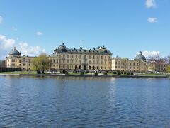 片道50分。

左側に見えてきました！
世界遺産　ドロットニングホルム宮殿です。
