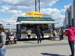 地下鉄でSlussen駅へ。

駅を出てすぐのニシン料理の屋台「Nystekt Stromming」へ。

ここで遅めのランチ。
ニシンのバーガー　★ 55SEK

地元の人にも人気で、お客さんが絶えず来ていました。

バーガーも美味♪
