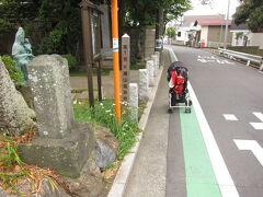 諏訪神社の先に密蔵寺。門前に弘法大師道と書かれた道標と、門前に庚申塔群がある。
赤ちゃんはぐずらずベビーカーのまま。ペットボトルを渡したらなぜか大興奮。