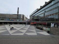 来た道を戻って、セルゲル広場へやってきました。

昨日の日曜日はあんなに人がいたのに、平日の朝ともなれば閑散としています。