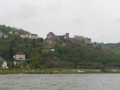 St.Goashausenを1105発．すぐに西岸にRheinfels城が見えてきた．