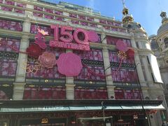 ホテルを出てマドレーヌと反対方向へ行くと、数分でプランタンに着きます。