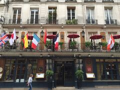 ランチはプロコープ (Le Procope)で頂きました。
1686年創業のカフェ・レストランで、ルソーやロベスピエールなどの歴史的人物も通った老舗です。
とても重厚な感じのお店で、カジュアルな服装だったので入るのに躊躇しましたが、大丈夫でした〜☆
でもディナーだったらそれなりの格好のほうがいいかも。