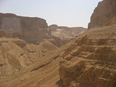 ロープウェイで岩山の頂上にある遺跡へ。