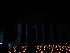 その夜、ペトラ・バイ・ナイトに参加するために、再びエル・ハズネへ。

ろうそくの明かりにぼんやりと浮かぶエル・ハズネと、民族音楽が醸し出す幻想的な空間に。