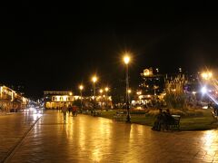 ちなみに、バスが到着したのはサンティアゴ広場。
https://www.google.co.jp/maps/place/Carmen+Alto,+Cusco,+%E3%83%9A%E3%83%AB%E3%83%BC/@-13.5255774,-71.9834411,18z/data=!3m1!4b1!4m2!3m1!1s0x916dd5d8e67b7b19:0xaec2cc4174dcb1a0!6m1!1e1?hl=ja

ここから歩いて、本日のお宿「kokopeli hostel」にチェックイン。

そして、夜のクスコを町歩き。まずは、アルマス広場へ。