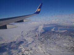 アイスランド上空！
さすが氷河と火山の国。いろんなところから煙が上がってる。
もうすぐ着陸です