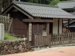 熊川宿は国の重要伝統的建造物郡保存地区に指定されています。
町並みは、東から「上ノ町（かみんちょ）」「中ノ町（なかんちょ）」「下ノ町（しもんちょ）」に分かれています。
町の中には前川が流れていて、それが熊川宿に独特の景観をもたらしています。
「番所」です。若狭と近江の国境で、関所の役割を果たしていました。
江戸時代の終わりと共に廃止され、民家として利用されていたものを、調査に基づき、当時のままに復元してあります。
