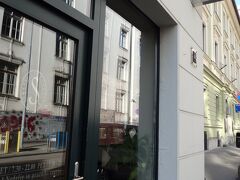 また駅に戻って荷物を持って宿泊先にチェックインしました。
リュブリャナではこちらの、スラミックB&B(Slamic B&B)に宿泊です。
リュブリャナ駅から歩いて１０分くらいの場所にありました。