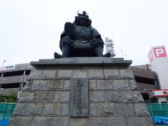 武田神社にいると思ってたら信玄像は駅前のめっちゃ人通りの多いトコにいらっしゃいましたョ