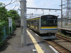 浅野駅で降り鶴見線（本線）に乗り換えます。

海芝浦支線の浅野駅は急カーブのため電車とホームの間が広く空いています。