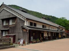 中条橋を渡ると造りの一際立派な建物が構えています。
「旧逸見勘兵衛家住宅」です。
伊藤忠商事の２代目社長・伊藤竹之助氏の生家だそうです。
外観は伝統的な姿を残し、内部は３年かけてリフォームして、機能的な造りに変えたそうです。