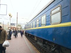 7:43 リヴィフからの夜行列車は時間通りにキエフ駅に到着
キエフ行きの寝台は空いててコンバートメント1人でした。