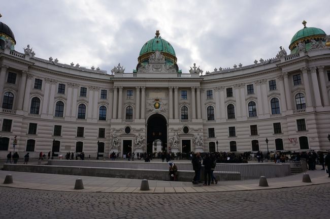 王宮の入り口。<br />ここで北に曲がる。