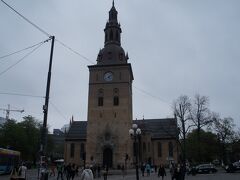 オスロ大聖堂(Oslo Domkirke)と大広場(Stortorvet)
オスロ大聖堂の西側が広場で、花屋など出店しています。

http://www.oslodomkirke.no/