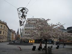 聖オラフ広場(St. Olavs plass)と聖オラフ通り(Sankt Olavs Gate)
広場の中央に大きなモニュメントがあり、桜も咲いています。