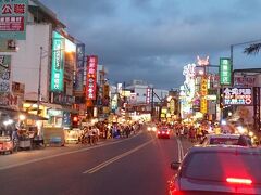 それでは夜市に繰り出しましょうか。

宿を出ると、もうそこはお祭り騒ぎです。