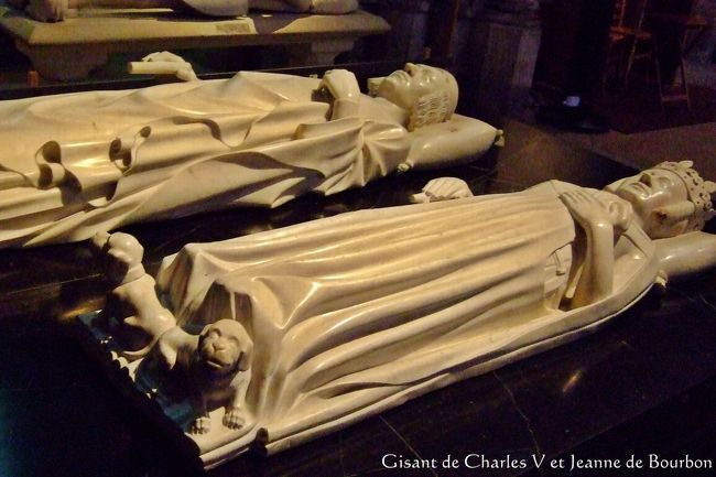 聖ドニが力尽き 歴代フランス王が埋葬され シュジェールが新しい美を生みだした地・・ Saint-Denis, France