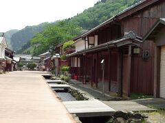 中ノ町に戻って来ました。お昼近いので、人も増えて来ました。
右の紅柄格子の家は「菱屋（勢馬清兵衛家）」という屋号の旧家です。