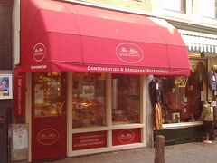 こちらがブルーナさんお気に入りの洋菓子店。テオ・ブロム。お土産によさそうなお菓子が並んでいます。