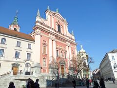 プレシェーレノフ広場にやってきました。
フランシスコ会教会が見えます。