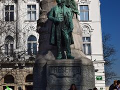 広場にあった有名なスロベニアの詩人プレシェーレンとムーサの像です。