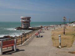 写真に写っているのが「ビュータワー」でもゲートは閉まっていて、人気はなし…
海を眺められるベンチもたくさんありますが、ここもひっそり…(・_・)