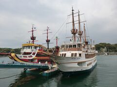 九十九島遊覧船に乗って50分のクルーズを楽しむことにしました。

右側の海の女王をイメージした、その名にふさわしい優雅なパールクィーン号(199t)に乗船します。