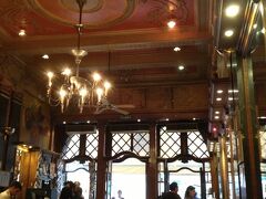 有名なコーヒー屋さんに　行く事に
カモンイス広場に通じている「ガレット通り」の入口に「ブラジレイラ」1905年創業の老舗カフェがある。
店は　本当に　古いつくり
あのお店のエッグタルト同じって言うから　頼んだら
エッグタルトは　Pastéis de Belémとは　違った味だったし、
聞いた話では　分店があるから　店店によってちょっと違うらしい。

