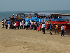 …どのクルーズ・ボートも地元のお客さんでびっしり。
予約制のチャーター便なのかな？

ちょっと興味はあったけど、大音響の音楽と大賑わいの人たちとはクルーズの最後まで付きあえそうがないから聞かずじまい。