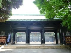 学問の町として栄える神田の原点は、神田明神から南にすぐの場所に位置する湯島聖堂にあります。

江戸幕府を開いた徳川家康公が最も恐れたのは、京におわす天皇の存在でした。

江戸幕府の安泰のためには、皇族公家が政治に口をはさめむことがないよう、しっかり重石を乗せておかなければならない。

そう考えた家康公は、学問をその重石とすることに決めたのでした。

学問を奨励したのは皇族や公家に限らず、武家もまた同じでした。

ただ武家の場合は学問を修める理由が少し違い、将軍に対する忠誠を守ることが最高の美徳であるという価値観を徹底的に叩き込まれたのでした。

その学問が朱子学です。

林羅山に始まる林家は代々、私設の塾で朱子学を教えていました。

湯島聖堂は５代将軍綱吉公の時、朱子学を教える官立の学校として設立されたもので、昌平坂学問所とも呼ばれています。

幕府が崩壊したのは、朱子学以外の学問を弾圧したことも原因の一つに数えられます。