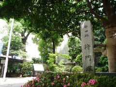 上野駅からしばらく歩き、ひとまず終着点となる将門塚に到着しました。

京で獄門にされた将門公の首級が、宙を飛んで落ちた場所と言われています。

江戸時代の寛文年間にはこの場所に、坂井家の神屋敷が置かれていました。

そこで起きたのが原田甲斐による主筋殺害、いわゆる伊達騒動です。

明治以後には、都心の一等地であるこの場所に新たなビルの建設が計画されますが、関係者が次々に怪死したために将門公のたたりがあると信じられ、現在も塚にはお供え物が置かれています。

かのＧＨＱでさえ、塚を撤去しようとして死者を出し、計画を中断したことがありました。

将門公が神田明神の主祭神に復帰したのは、昭和５９年のことです。