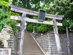 新馬場駅から荏原神社とは逆に品川駅方向へ歩くと、左手に昇り龍・下り龍の姿がある鳥居が見えてきます。

ここが准勅祭社（東京十社）に列せられる品川神社です。

平安時代末期の文治３年、源頼朝公によって安房国の洲崎明神から天比理乃咩命を勧請して創始されました。

天比理乃咩命は天太玉命の后神に当たります。
