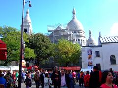 （１２：３１）
テルトル広場　Place du Tertre　から
サン・ピエール・ド・モンマルトル教会　Eglise Saint-Pierre de Montmartre　と、
サクレ・クール寺院　Basilique du Sacre Coeur de Montmartre。

この構図でもユトリロが描いているから毎回のように撮っているのですが・・
今日は、教会のファサードが工事中で残念 !

Saint-Pierre de Montmartre,　Utrillo
http://bit.ly/1AgCdRQ