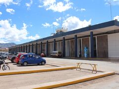 ワンチャック周辺から、クスコ空港前まで、だいたい15分。
そして、値段は破格の0.7ソル。すごいです、ペルー。