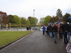 門らしきものが見えてきて、やっと到着〜って思ったら、すでに結構行列ができていました。

上のGoogleEarth図の★印の部分が王宮の門、この写真での正面に写っているところです、
行列ができている場所は上の図の★印の左に伸びている位置となります。