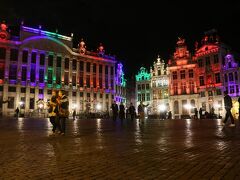 温室から戻った夜のグランプラスは。。

虹色に染まってましたっ＠＠

これにはかなりびっくりですｗ


こんな色のライトアップだと、テーマパークのアトラクションのようですねｗ
中にはいったらジェットコースターでも動いてそうだｗｗ
