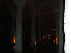 「地下宮殿」は6世紀ビザンチン時代に造られた地下貯水施設。
336本の柱で支えられており、約8万Lの貯水が可能だったそうです。