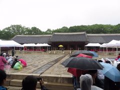 私達が訪れた時は、奥の永寧殿で儀式が行われている最中でした。
傘やテントで前が良く見えないし、韓国語が全く分からないので、どういう状況か分からないのですが、雰囲気は伝わってきます。