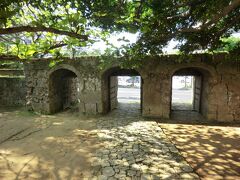 旧崇元寺石門です。
1527年に臨済宗の寺として創建され、沖縄戦により焼失･全壊しましたが、三連アーチ型の石門が今でも残っており重要文化財、歴史的建造物に指定されています。

沖縄サンプラザホテルの隣りにあります。
