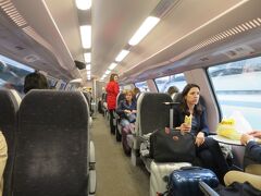 いきなりベルギー国鉄のICの車内へ。18:25発のICEのホームの表示がいつまでたっても表示されず何やら赤い文字の表示もありました。アナウンスも何度かされていた様なのですが語学力の無さで理解できませんでした。やっと気付いてインフォに聞くと、"ICEはキャンセル。11番線でLiege に行け。"とのこと、発車予定の時間まで10分も残っていませんでした。
ホームでは"この列車でLiege に行けばケルンまでバスがでる。そこから先はお好きに、、、"的。そんな感じで乗り込んだ列車です。南駅ではこの程度でしたが、北駅を出る頃は座れない人もでるほど、殆どがICEを利用するはずの乗客の様でした。