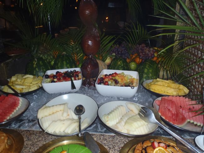 ディナーはホテル内の<br />アルハディーラにて☆<br /><br />絶対行きたい！と思ってたｱﾙﾊﾃﾞｨｰﾗ。<br />1人495Dｈ…16000円!?二人で3万超え!?<br />の金額にビビって<br />ﾄﾞﾊﾞｲのクーポンブック、エンターティナーをネットにて事前に購入。<br /><br />おかげで一人分の料金で満喫できました☆<br /><br />他にもたくさんのクーポンがついてるのでかなりおすすめのクーポンです。<br />