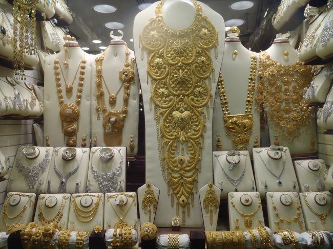 次の日は市内のホテルへ。<br />ホテルからタクシーにて<br />ゴールドスーク、スパイススーク、オールドスーク、パスタキヤ地区観光。<br />