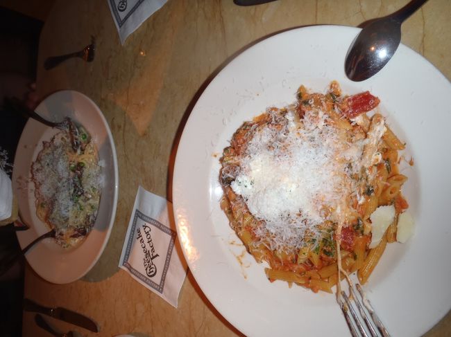 ドバイモール内の　チーズケーキファクトリーへ☆<br />パスタ２つで４０００円。<br />でも美味しい☆