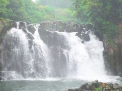 都城市の関之尾の滝。雨で滝がいつもより、迫力がありますが、雨で、霞んで見えます。